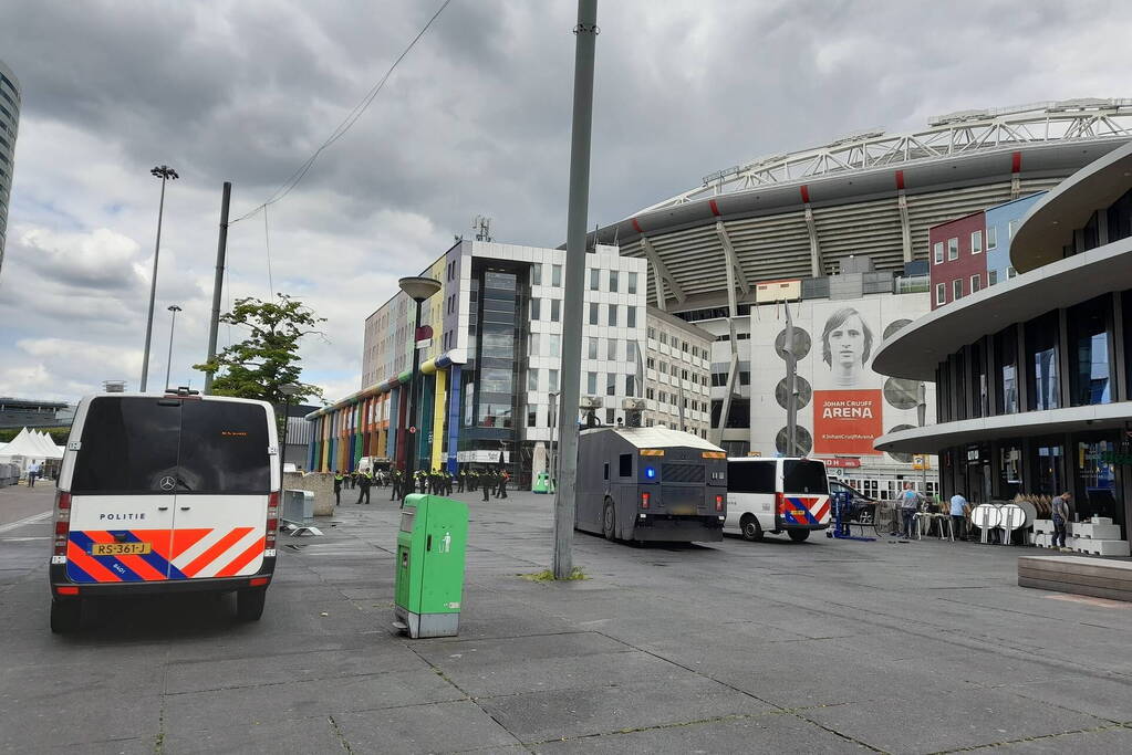 Grootscheepse ME oefening bij Johan Cruijff ArenA