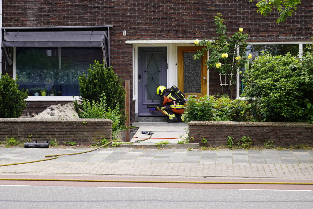 Brandweer doet metingen vanwege gaslucht