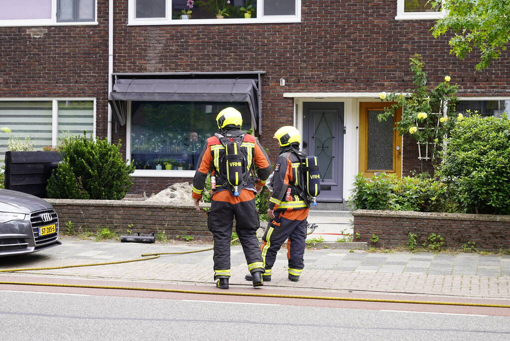 Brandweer doet metingen vanwege gaslucht