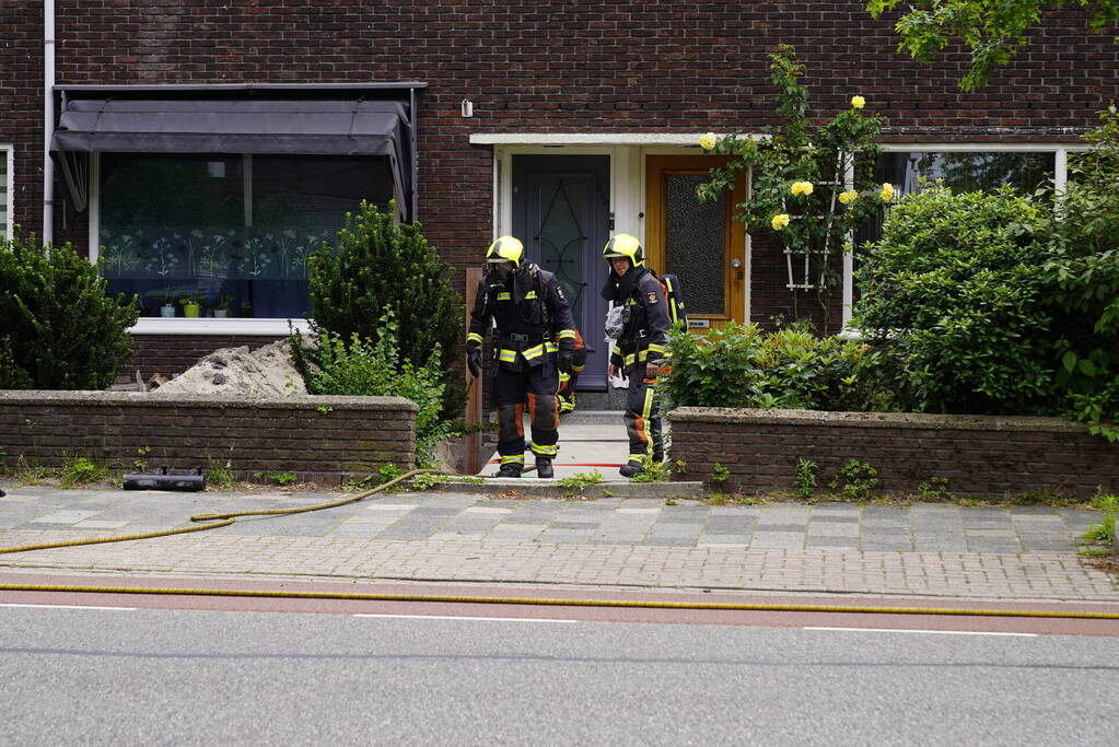Brandweer doet metingen vanwege gaslucht