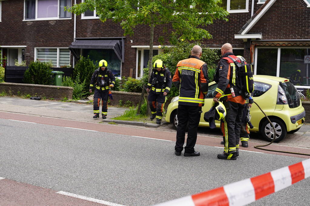 Brandweer doet metingen vanwege gaslucht