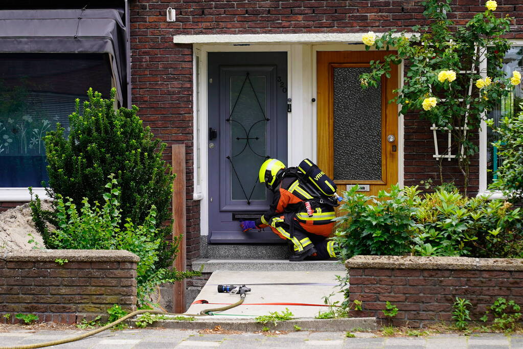 Brandweer doet metingen vanwege gaslucht