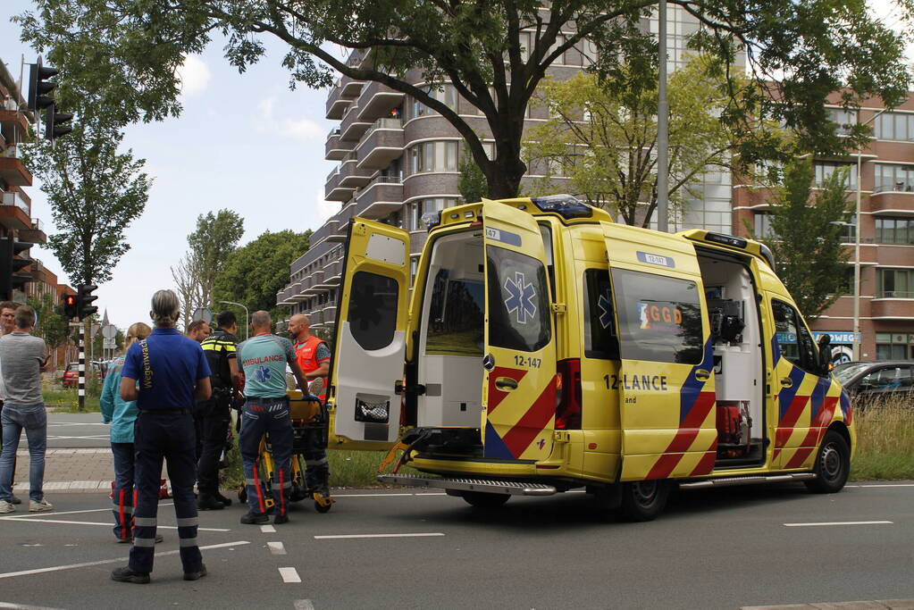 Scooterrijder gewond bij aanrijding met auto