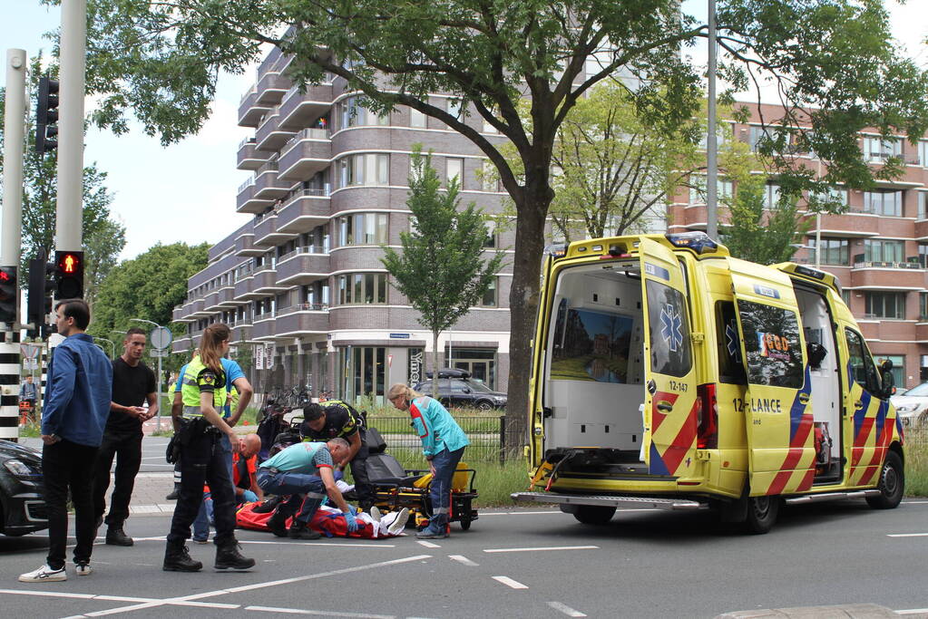 Scooterrijder gewond bij aanrijding met auto
