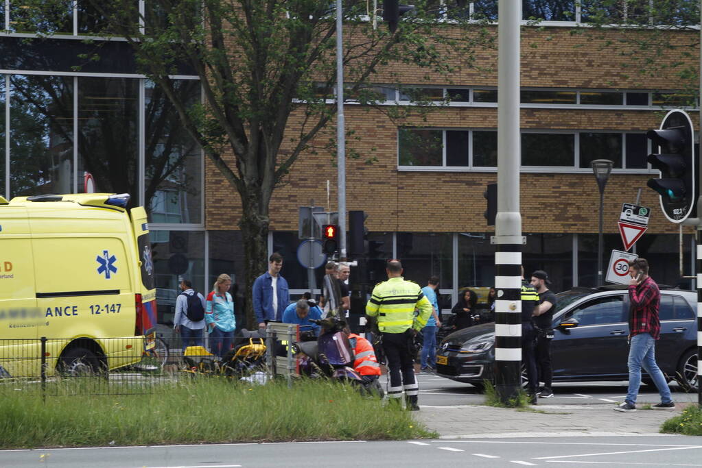 Scooterrijder gewond bij aanrijding met auto