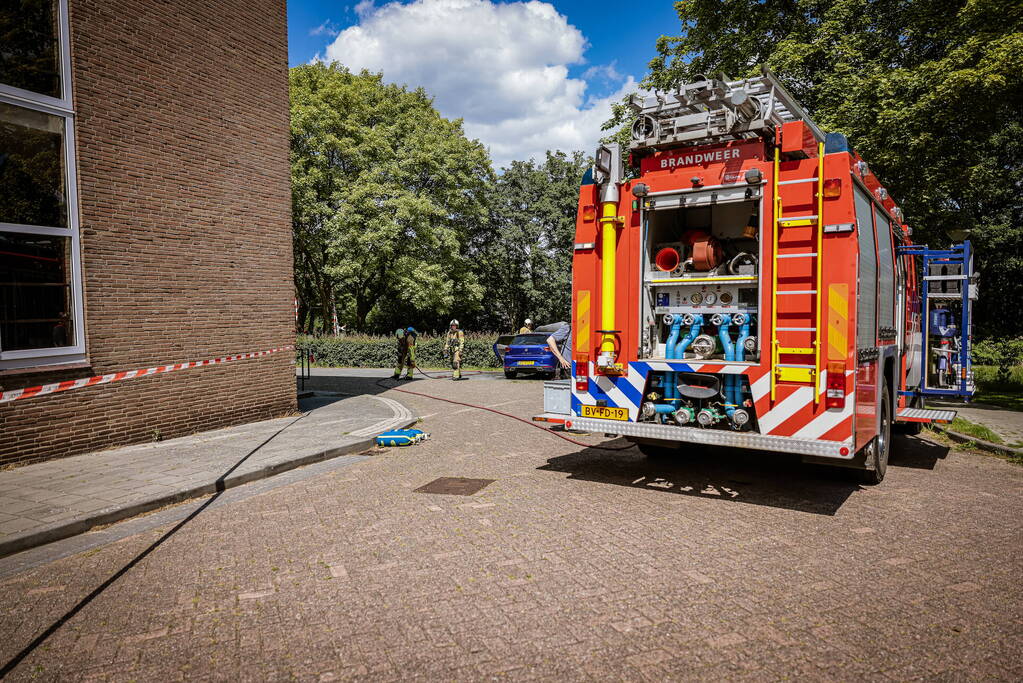 Geparkeerde auto vat vlam