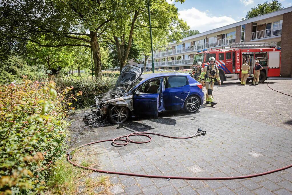 Geparkeerde auto vat vlam