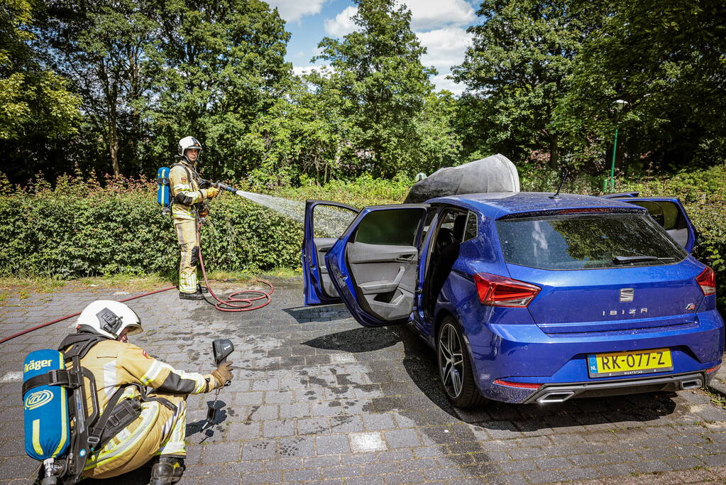 Geparkeerde auto vat vlam