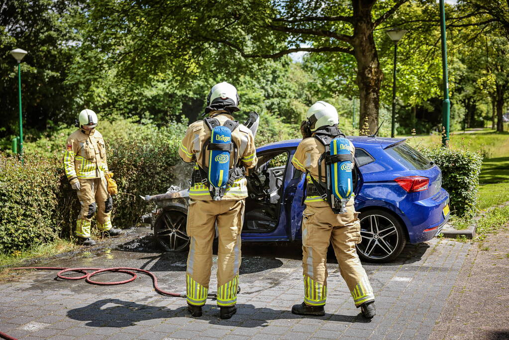 Geparkeerde auto vat vlam