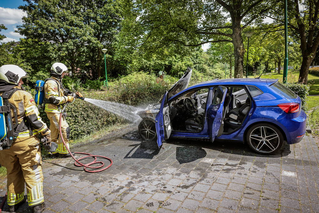 Geparkeerde auto vat vlam