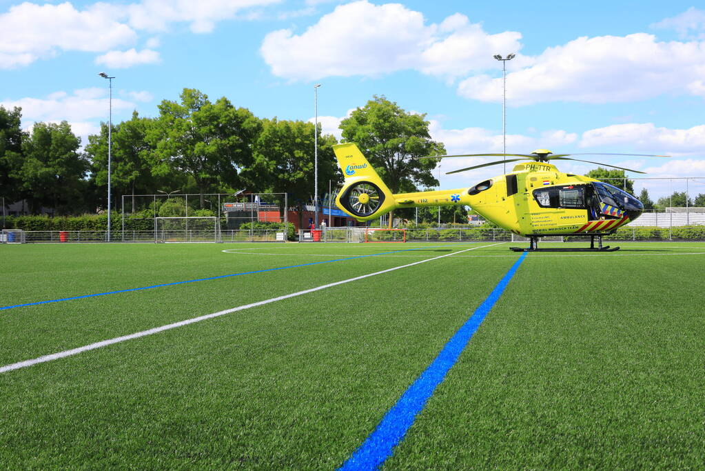 Traumahelikopter landt op voetbalveld ASC Nieuwland