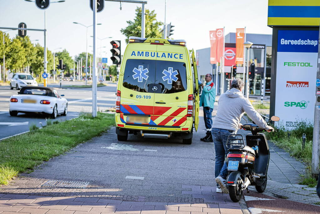 Vrouw gewond bij aanrijding op fietspad