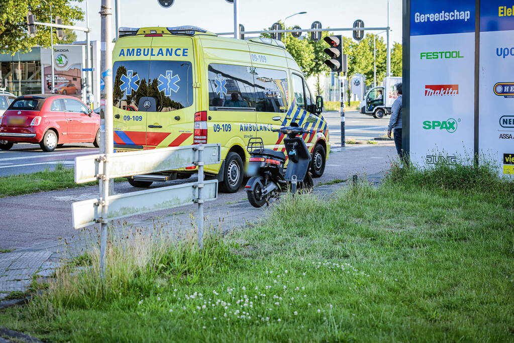 Vrouw gewond bij aanrijding op fietspad