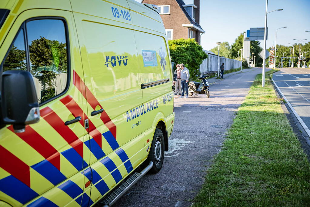 Vrouw gewond bij aanrijding op fietspad