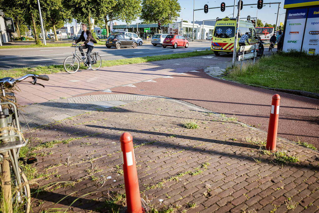 Vrouw gewond bij aanrijding op fietspad
