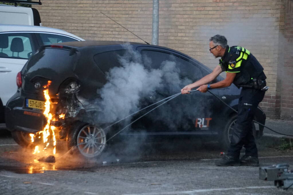 Auto brandt volledig uit