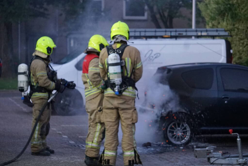 Auto brandt volledig uit