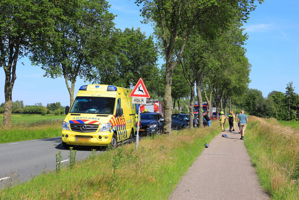 Auto frontaal op boom gebotst