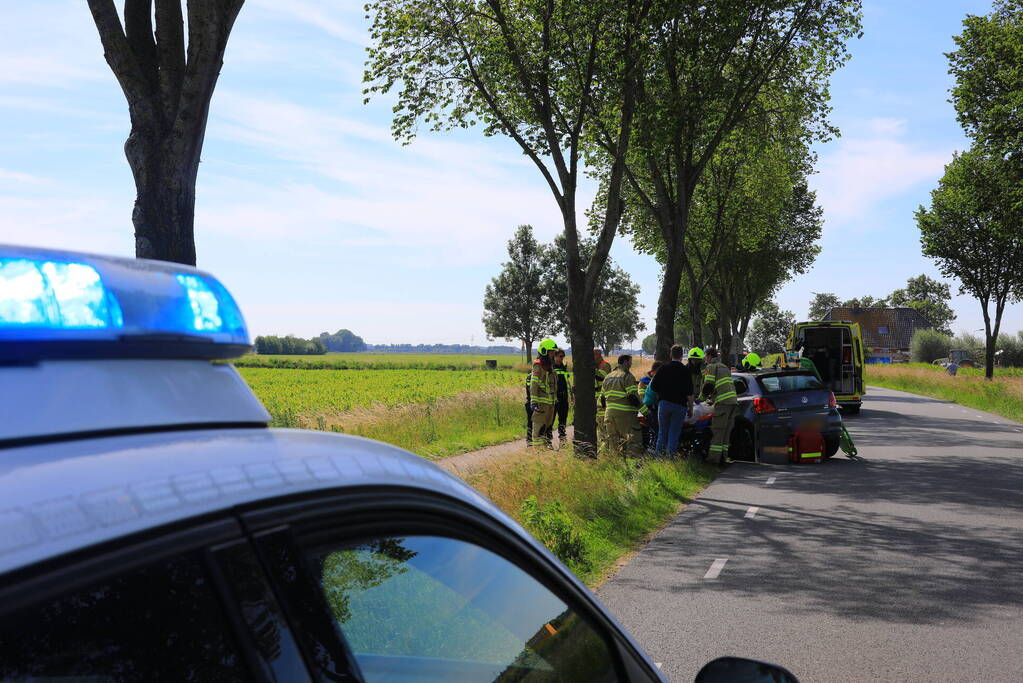Auto frontaal op boom gebotst