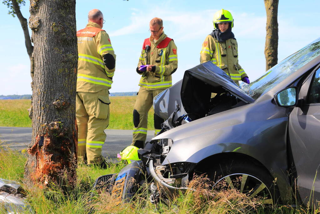Auto frontaal op boom gebotst