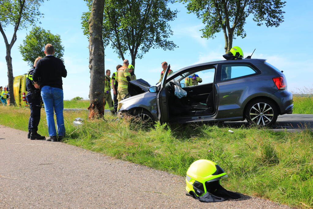 Auto frontaal op boom gebotst