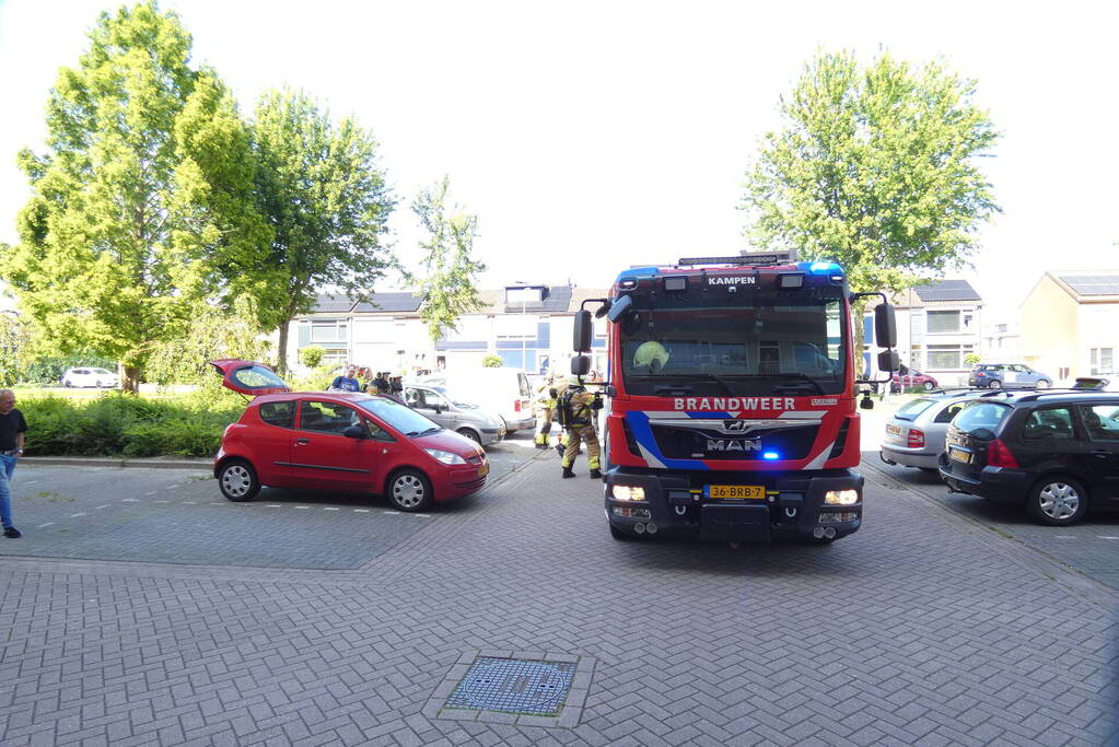Achterwiel geparkeerde auto in brand