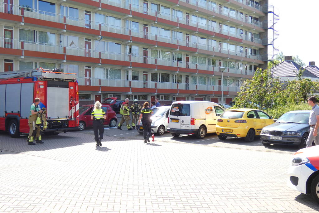 Achterwiel geparkeerde auto in brand