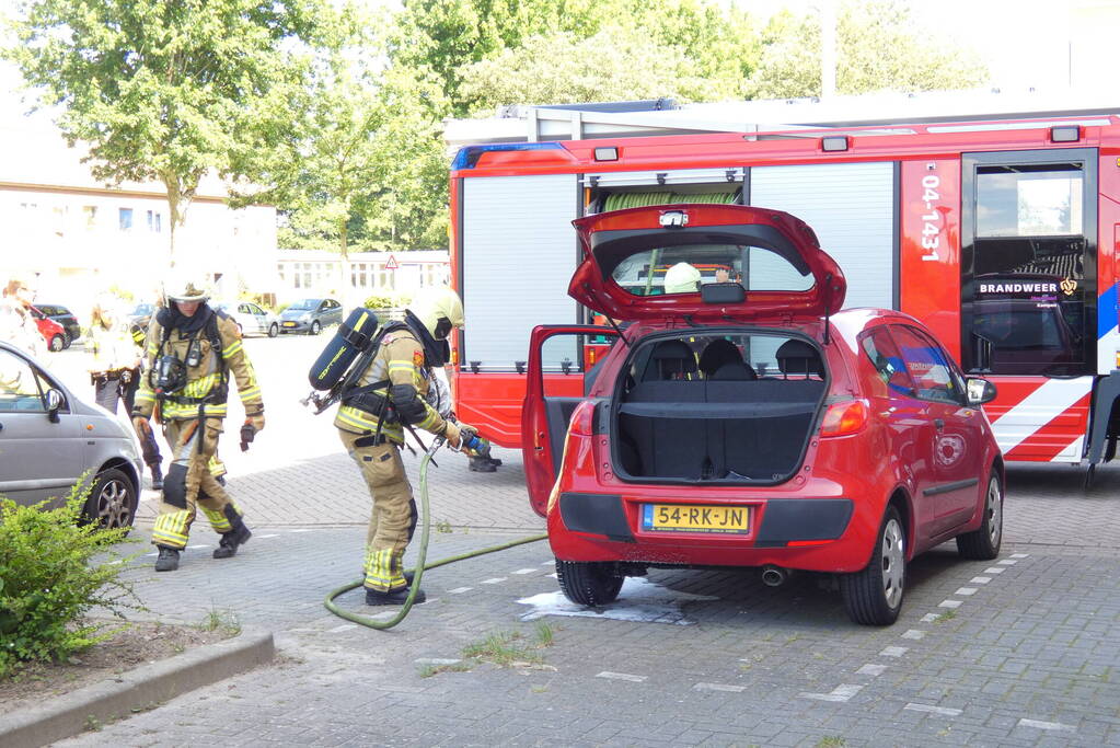 Achterwiel geparkeerde auto in brand