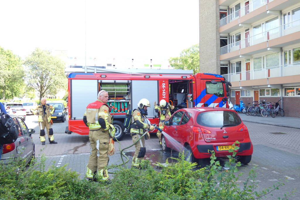 Achterwiel geparkeerde auto in brand