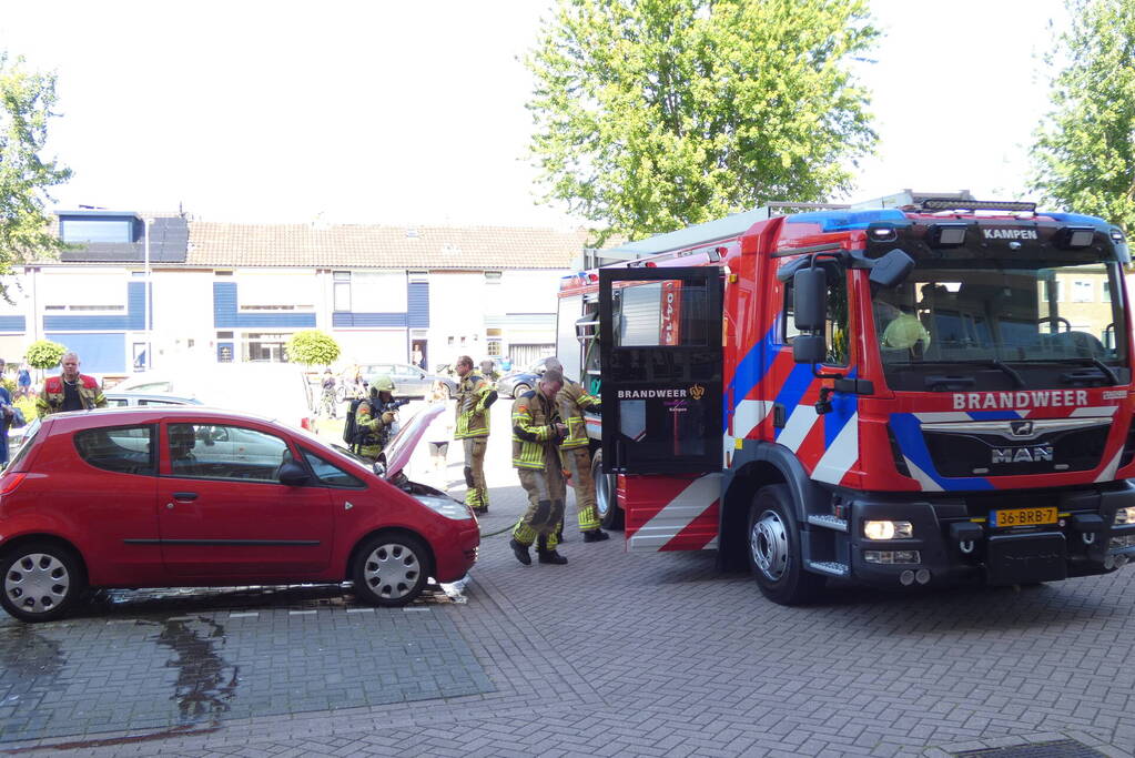 Achterwiel geparkeerde auto in brand