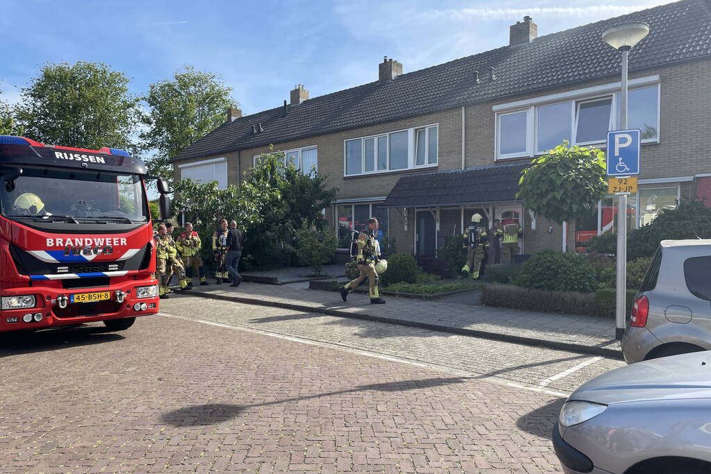 Brandweer doet onderzoek naar afgaan van rookmelder in woning