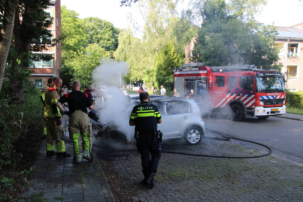 Twee auto's in brand op parkeerplaat