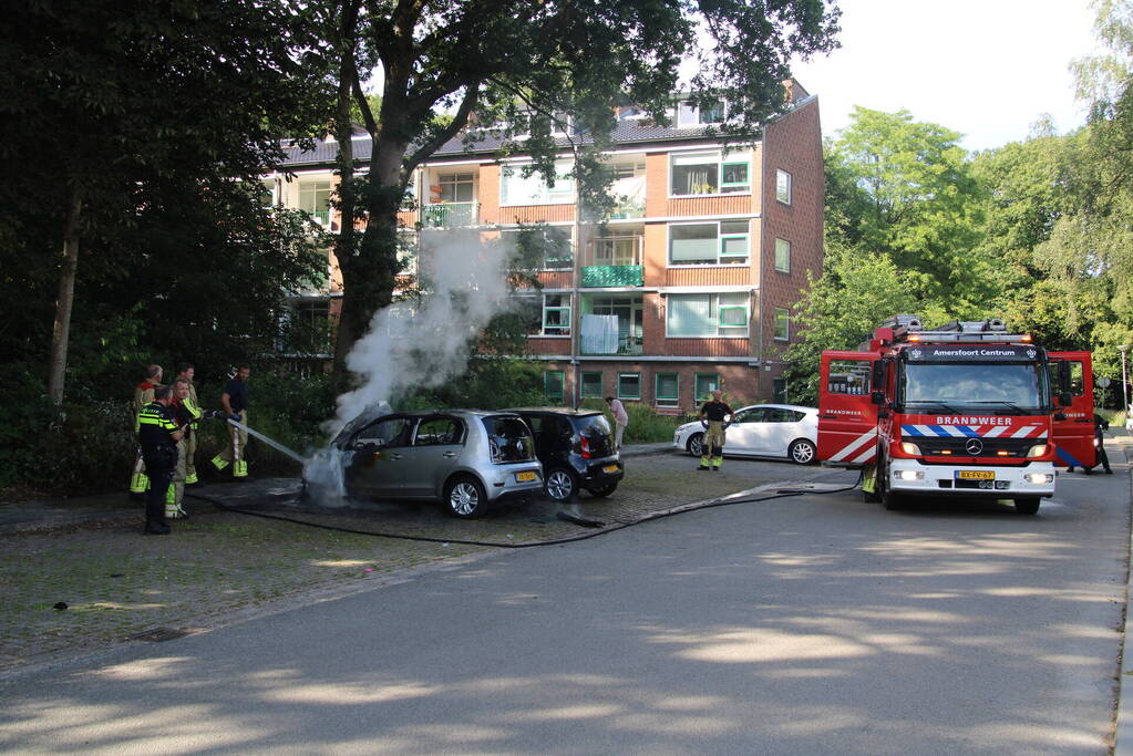 Twee auto's in brand op parkeerplaat