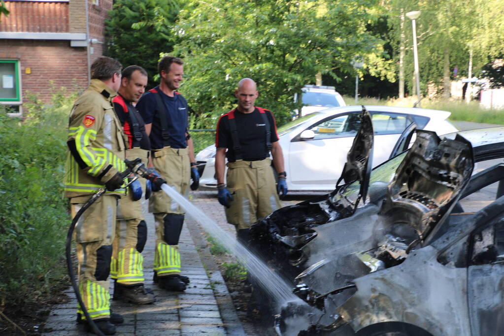 Twee auto's in brand op parkeerplaat
