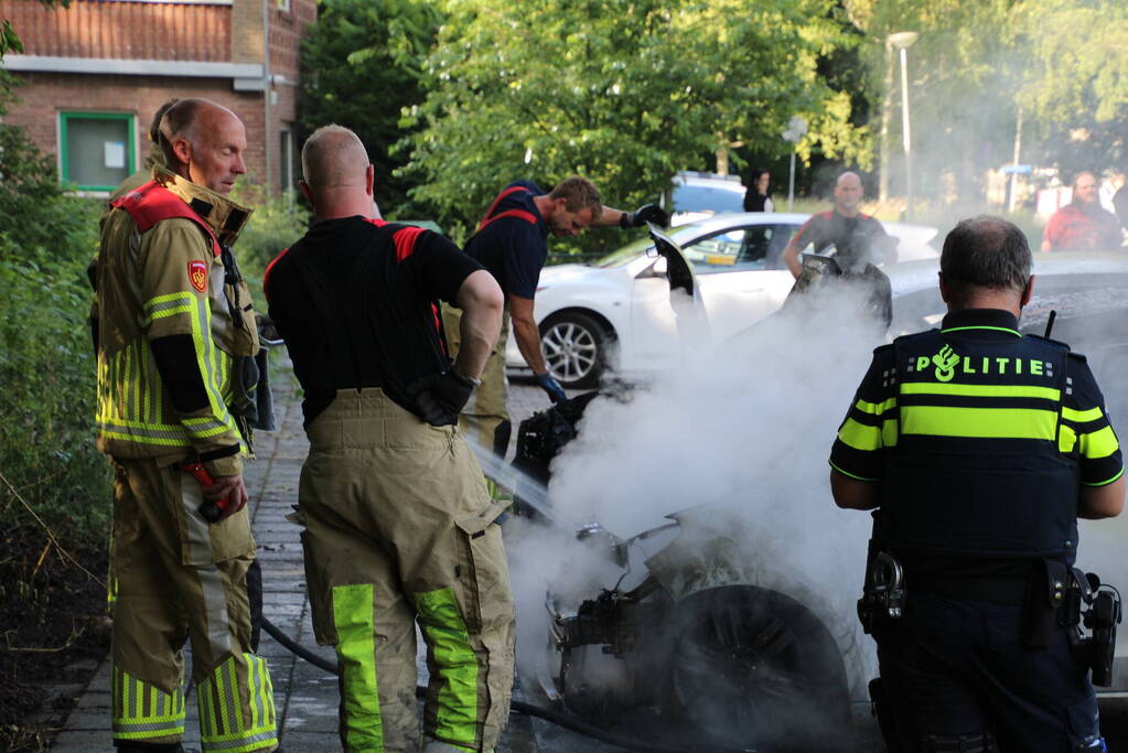 Twee auto's in brand op parkeerplaat