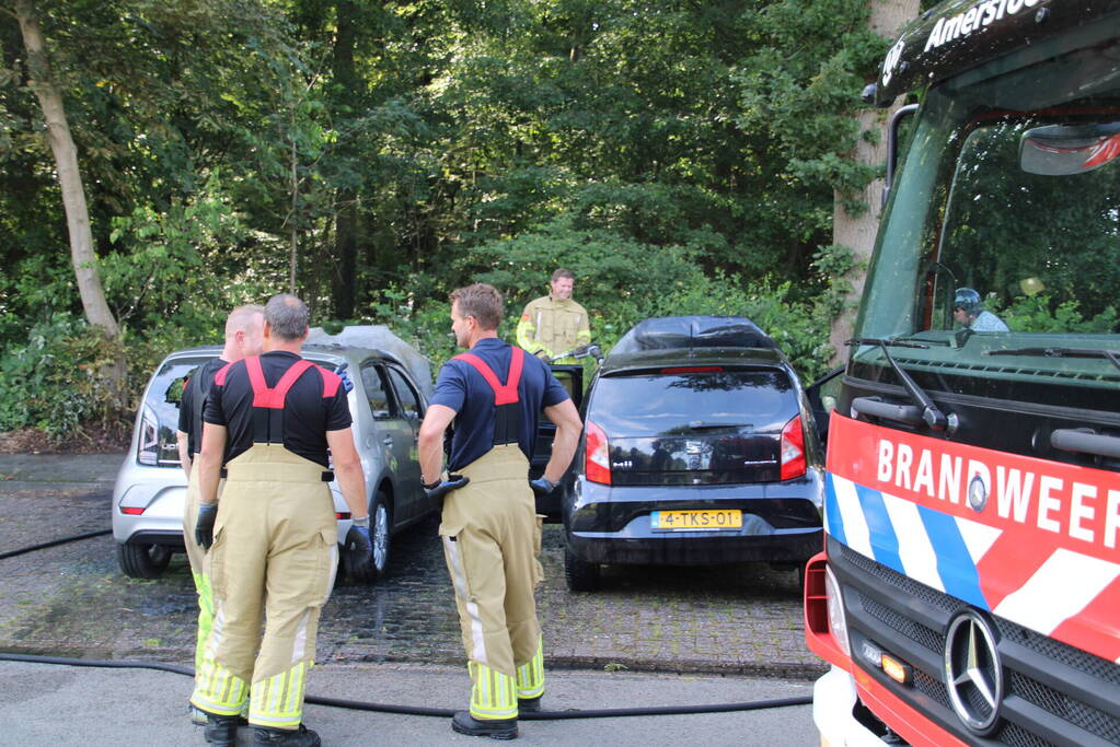 Twee auto's in brand op parkeerplaat
