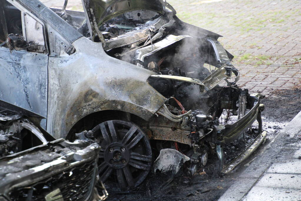 Twee auto's in brand op parkeerplaat