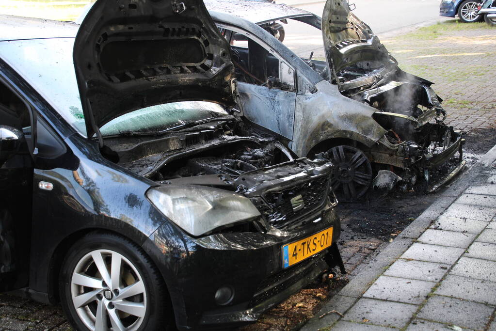 Twee auto's in brand op parkeerplaat