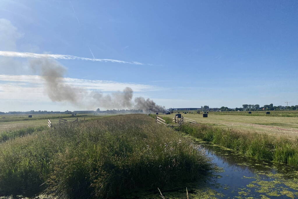 Hooibaal wikkelmachine gaat in vlammen op