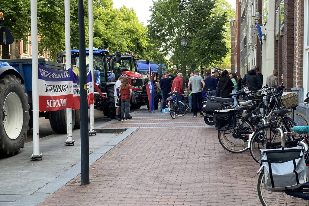 Boeren en vrachtwagenchauffeurs protesteren voor provinciehuis