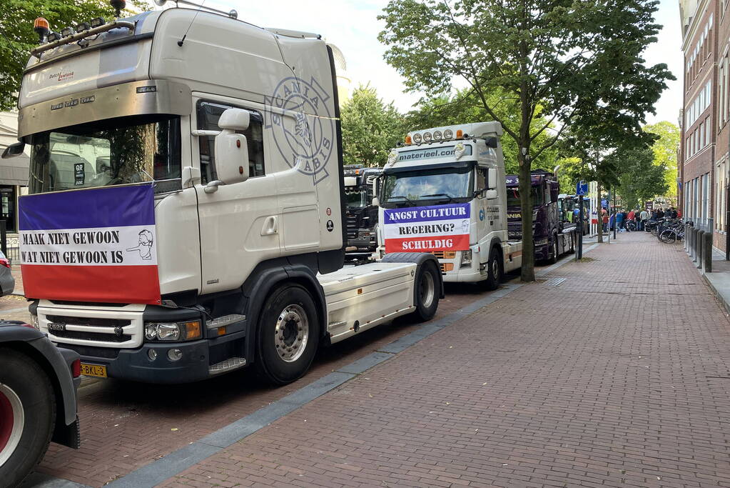 Boeren en vrachtwagenchauffeurs protesteren voor provinciehuis