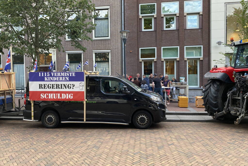 Boeren en vrachtwagenchauffeurs protesteren voor provinciehuis