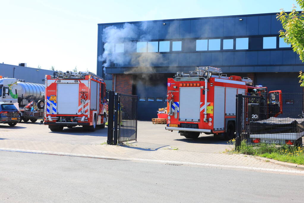 Dikke rookwolken uit bedrijfspand