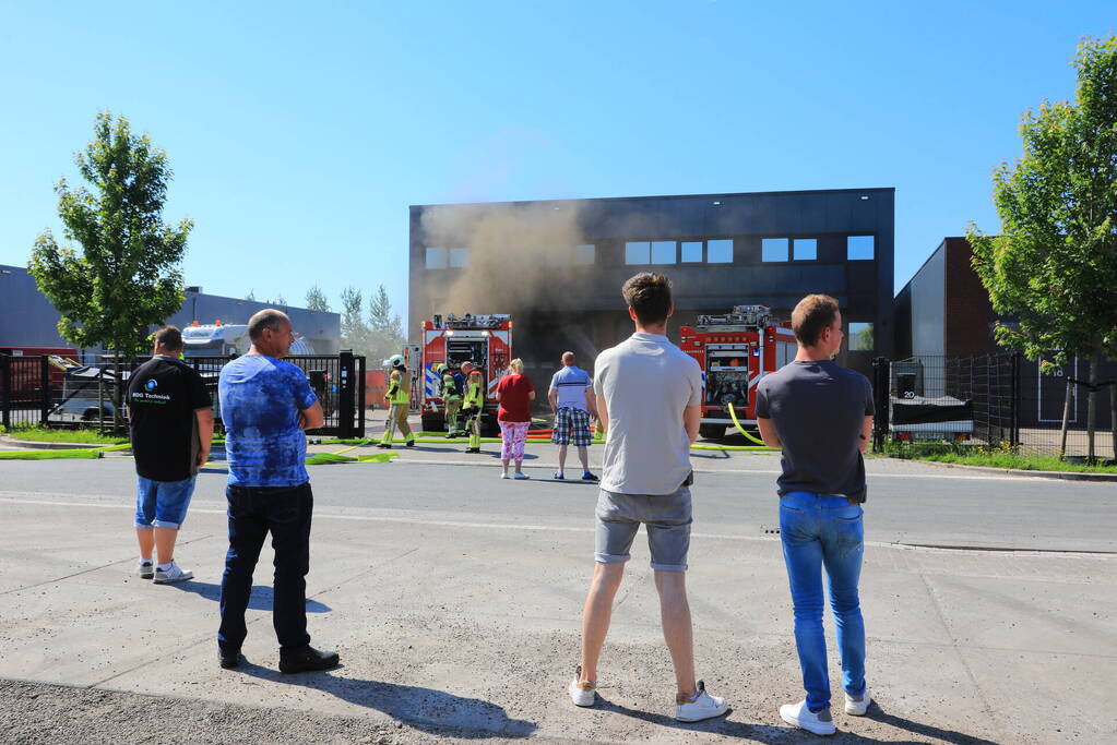 Dikke rookwolken uit bedrijfspand