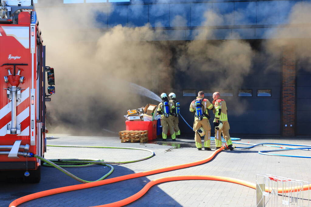 Dikke rookwolken uit bedrijfspand