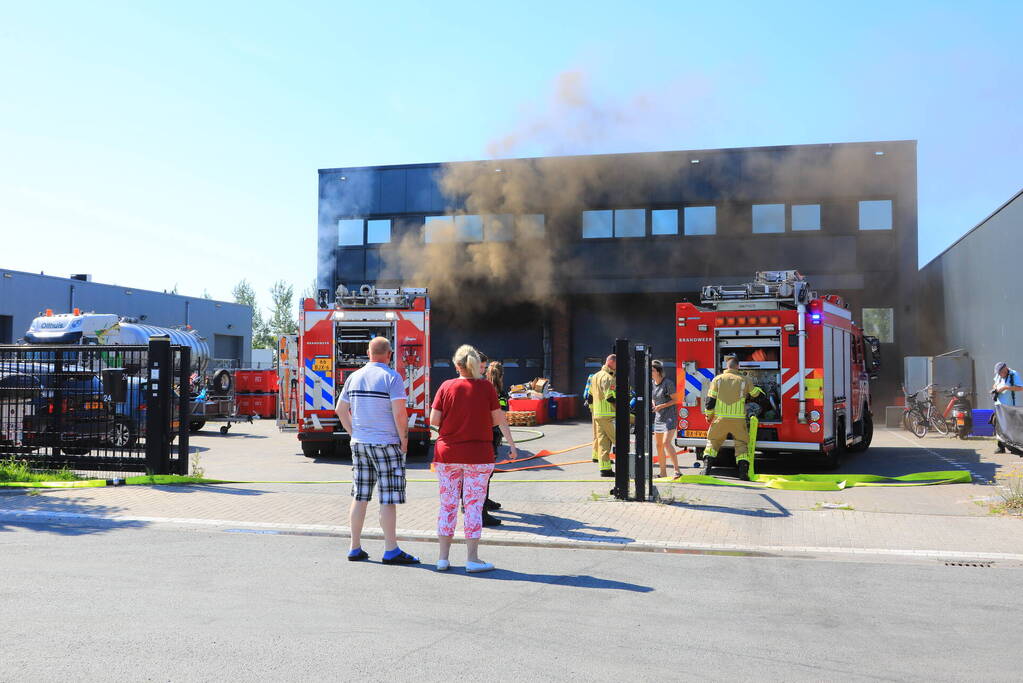 Dikke rookwolken uit bedrijfspand