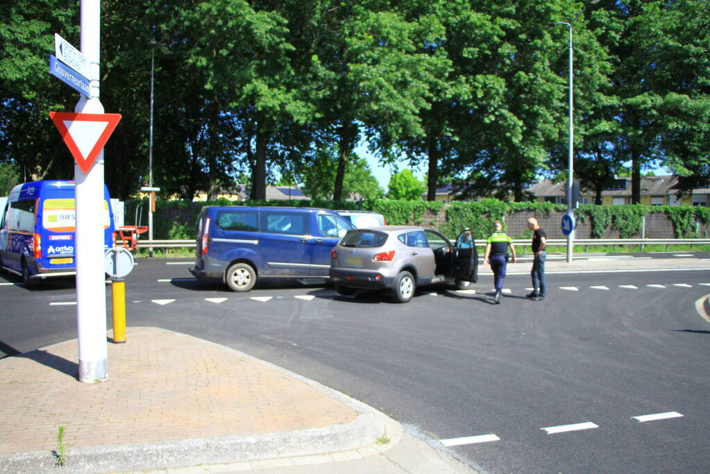 Bestelbus en auto botsen op kruising