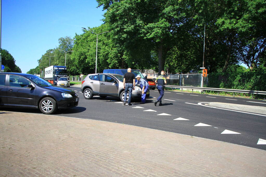 Bestelbus en auto botsen op kruising