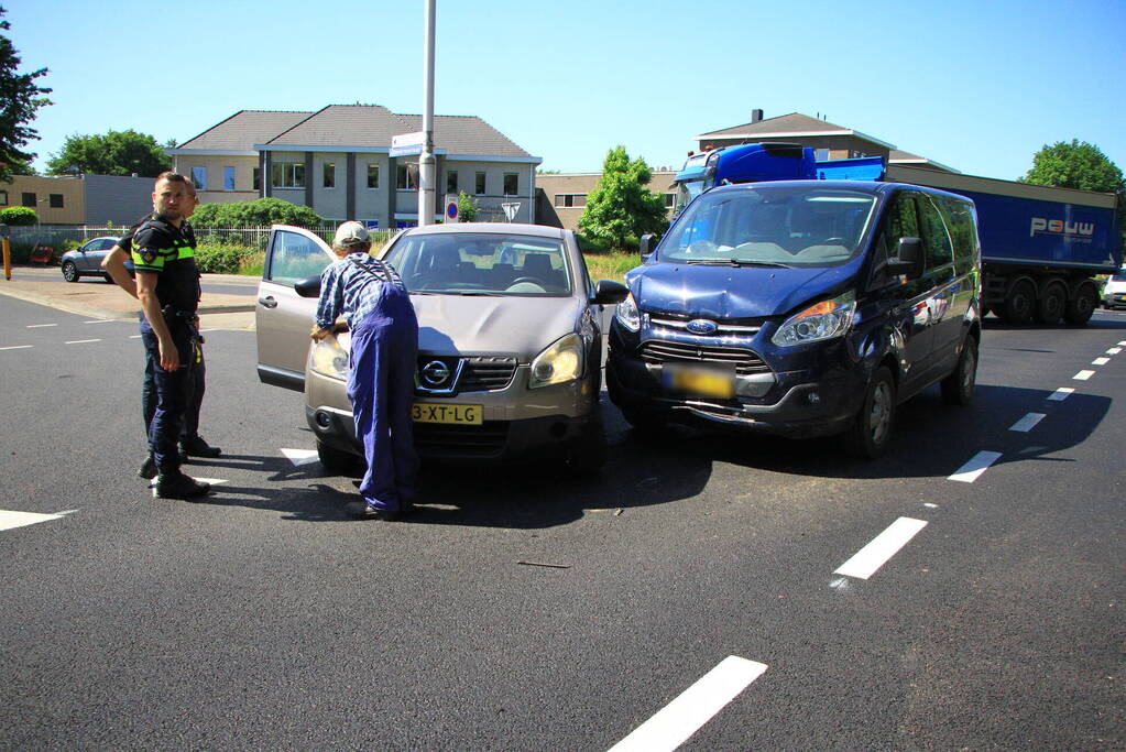 Bestelbus en auto botsen op kruising