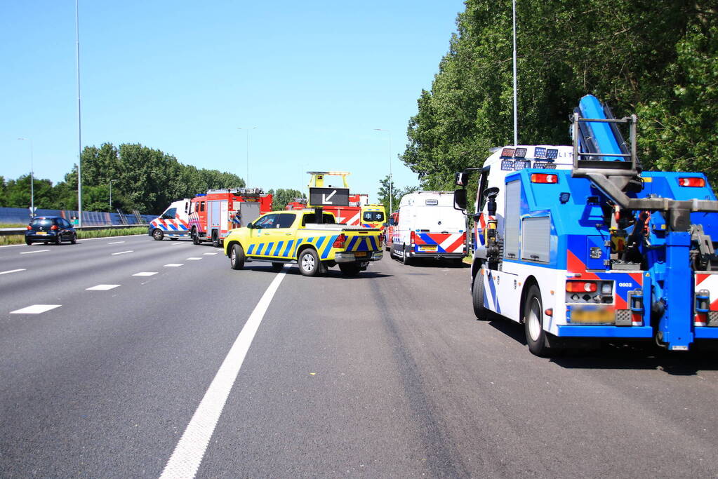 Automobilist botst achterop trailer van vrachtwagen